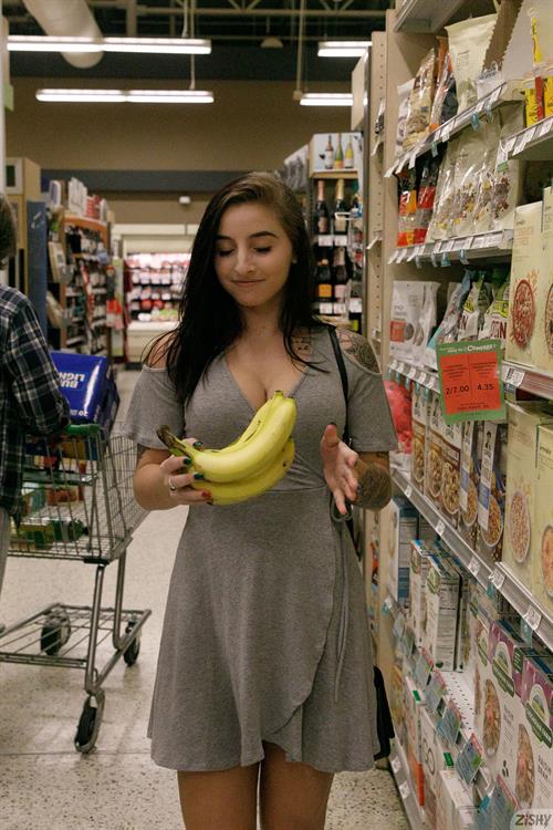 Sasha Apex Flashing Natural Tits