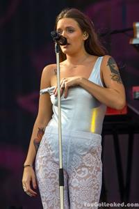 Tove Lo singing ... and flashing!
