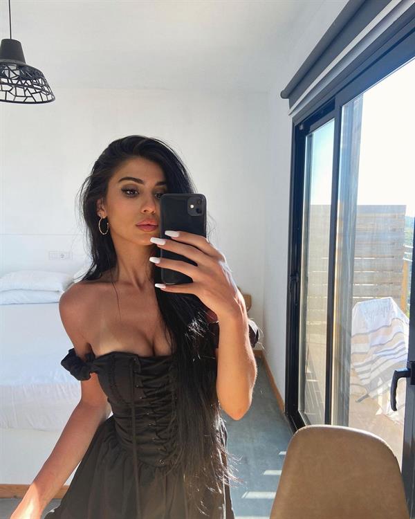 Monique Farrugia taking a selfie