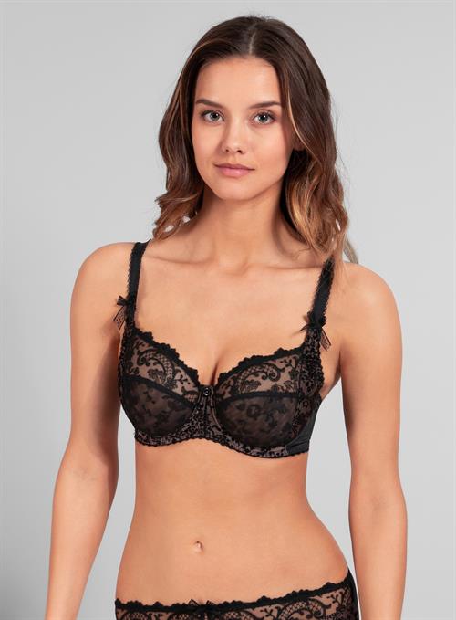 Nicola Cavanis in lingerie