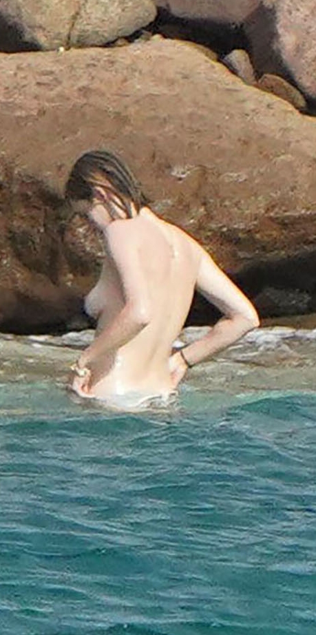 Maya Hawke - breasts