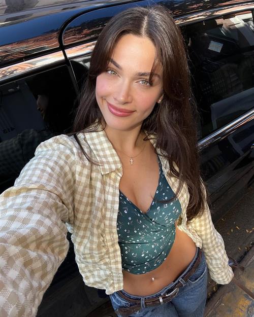 Mishka Ivana taking a selfie