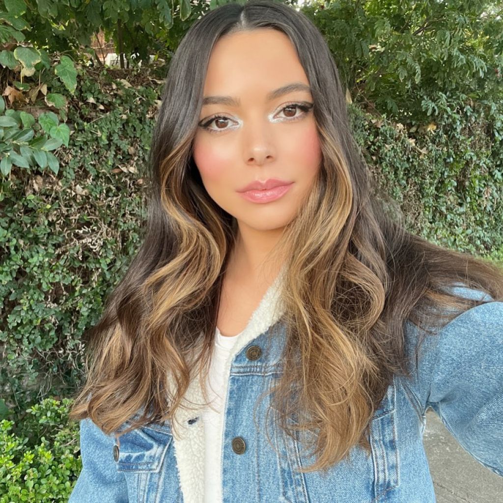 Miranda Cosgrove taking a selfie