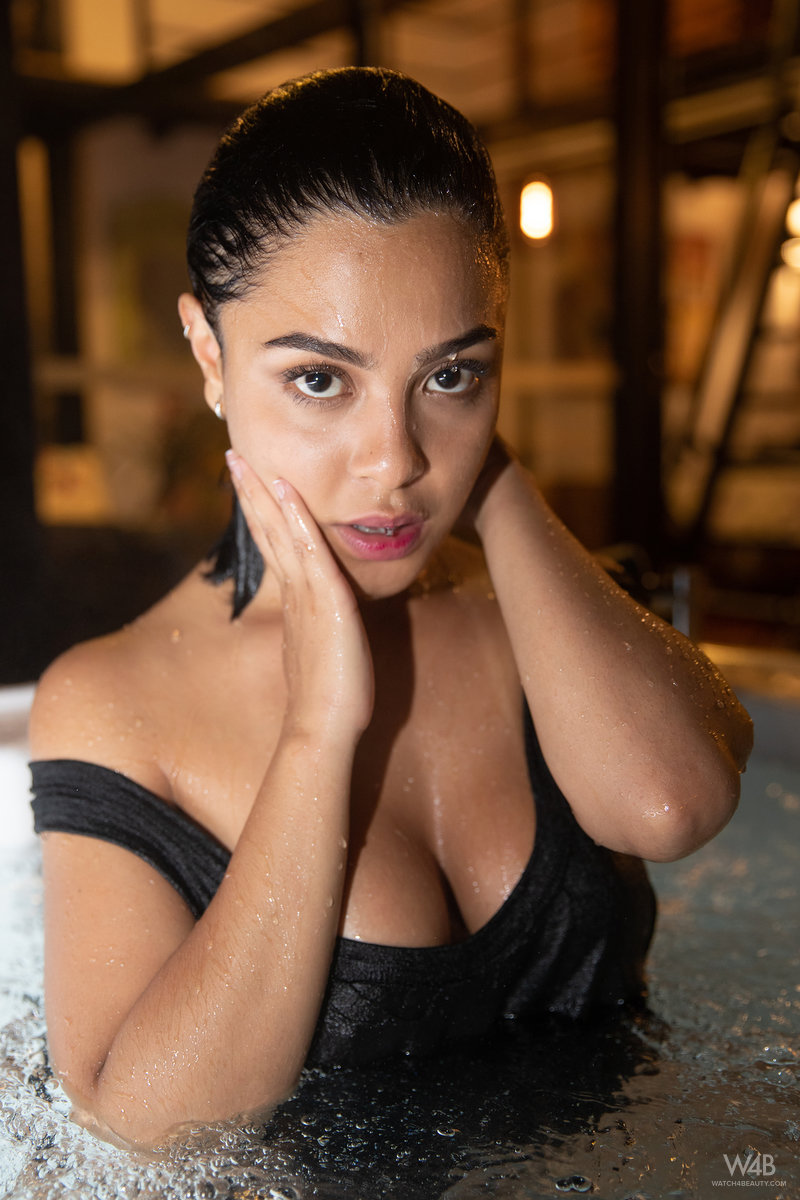 Kaley Jones: Fun In Jacuzzi