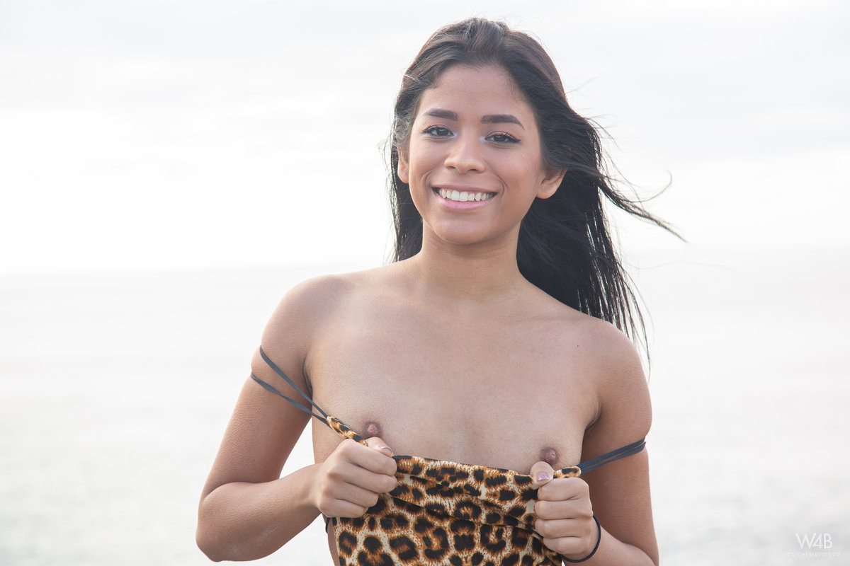 Karin Torres: Walk By The Sea