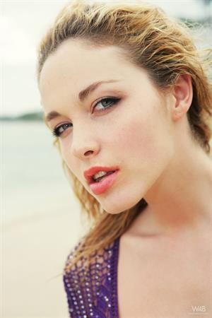 Alissa White Nude Pictures Alissa White: Cloudy