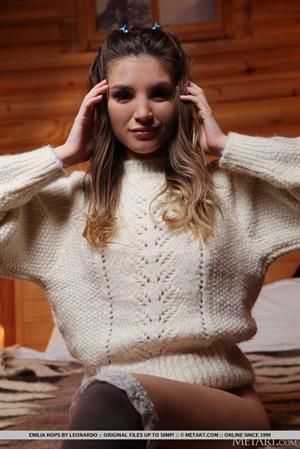 Emilia Hops Nude Pictures Cabin Charm
