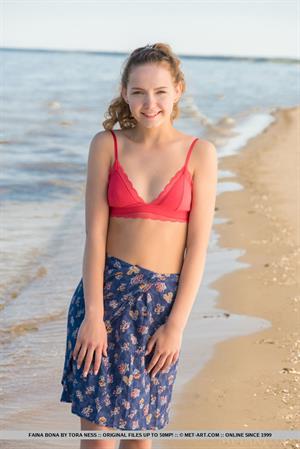 Faina Bona Nude Pictures Tanning Oil