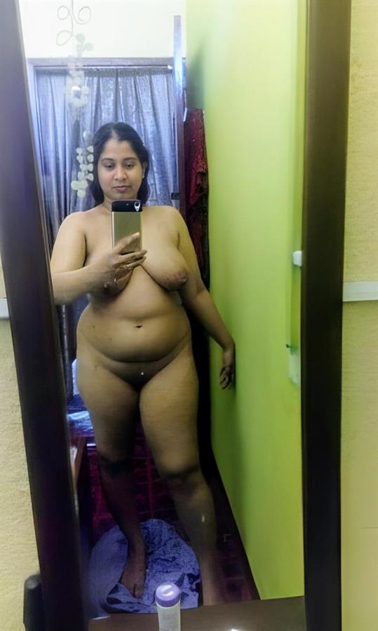 This MILF from Sri Lanka loves to show her mom body to the world.