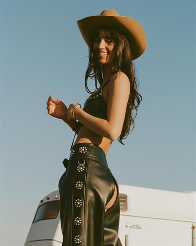 Elisha Herbert was born on June 25, 1999 in Sunshine Coast, Queensland, Australia. She is an actress and social media influencer, She also has a twin sister Rene Herbert.