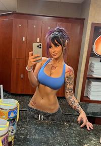 Lauren Hunt taking a selfie