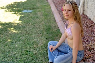 Fiona Luv shows off her tasty butt