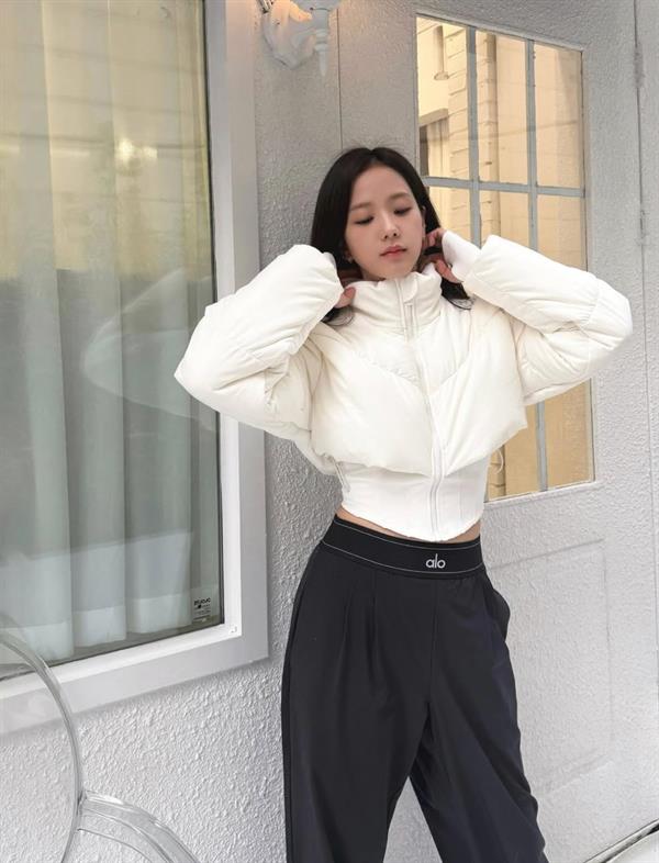 Jisoo (Kim Ji-soo)