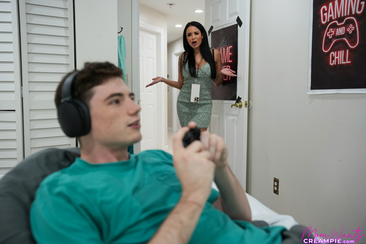 Bigtit tanned milf Anissa Kate is horny and wants her stepson to use her pussy as a cum rag instead of his socks