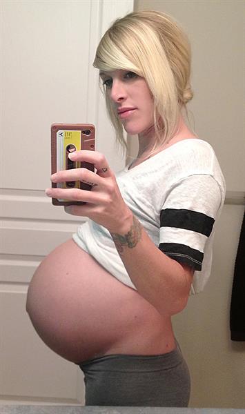 Sarah Blackwood taking a selfie