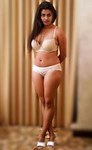 Isuri Anurudhdhika in lingerie