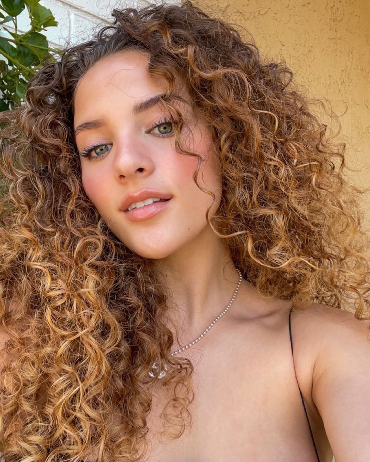 Sofie Dossi