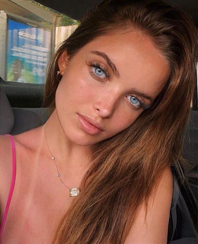 Giovanna Chaves taking a selfie