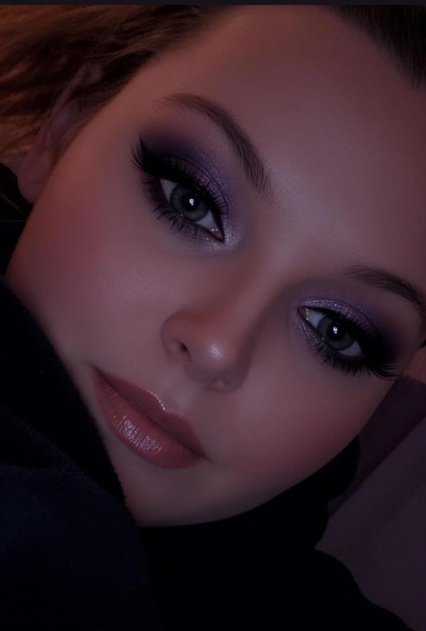 Mikayla Watson taking a selfie