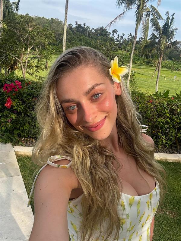 Camille Dhont taking a selfie