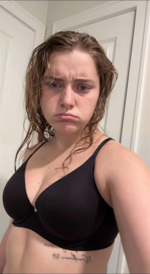 Kylieschuch taking a selfie