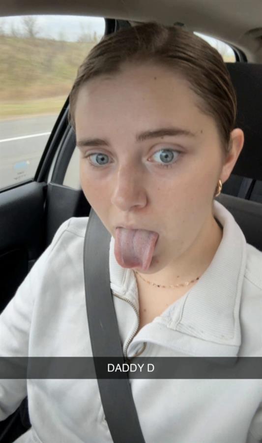 Kylieschuch taking a selfie