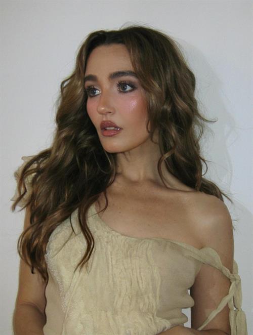 Chloe Fineman Pictures Chloe Fineman