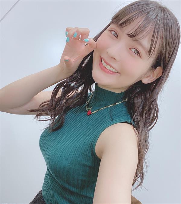 Sumire Uesaka taking a selfie