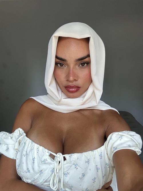 Salma Iman taking a selfie