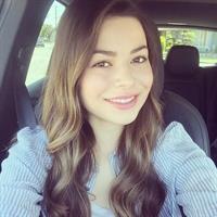 Miranda Cosgrove taking a selfie