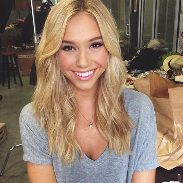 Alexis Ren