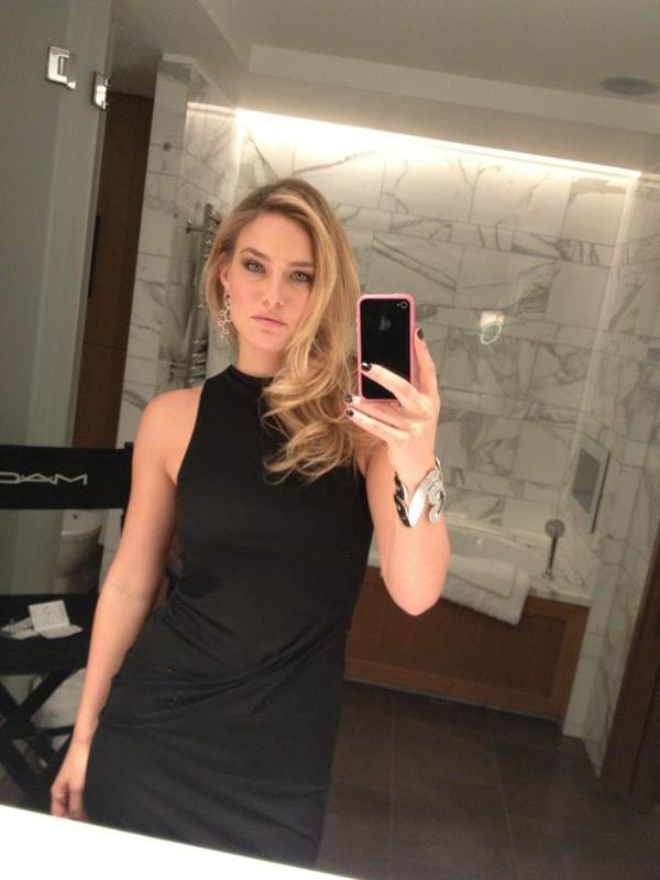 Bar Refaeli taking a selfie