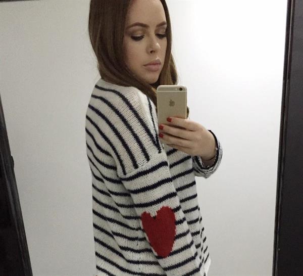 Tanya Burr taking a selfie